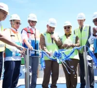 Gubernur Kalbar Ria Norsan melepas ekspor perdana peti kemas internasional di Terminal Kijing, Mempawah.