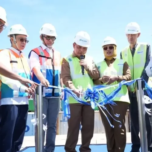 Gubernur Kalbar Ria Norsan melepas ekspor perdana peti kemas internasional di Terminal Kijing, Mempawah.