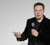 Elon Musk dalam acara teknologi saat membahas pengembangan kecerdasan buatan.