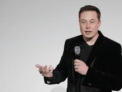 Elon Musk dalam acara teknologi saat membahas pengembangan kecerdasan buatan.