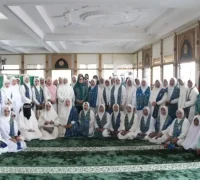 Ketua TP PKK Kalbar Erlina Norsan menyampaikan ajakan kepada perempuan untuk memperkuat penanaman nilai agama dalam keluarga saat kajian di Masjid Oesman Al-Khair, Kayong Utara.