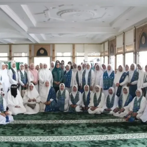 Ketua TP PKK Kalbar Erlina Norsan menyampaikan ajakan kepada perempuan untuk memperkuat penanaman nilai agama dalam keluarga saat kajian di Masjid Oesman Al-Khair, Kayong Utara.
