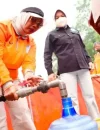 Erlina Ria Norsan menyalurkan bantuan air bersih kepada warga Desa Durian, Kubu Raya, terdampak karhutla.