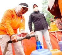 Erlina Ria Norsan menyalurkan bantuan air bersih kepada warga Desa Durian, Kubu Raya, terdampak karhutla.