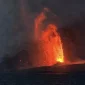 Erupsi Gunung Anak Krakatau menyemburkan abu vulkanik di kawasan Selat Sunda.