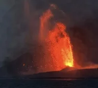 Erupsi Gunung Anak Krakatau menyemburkan abu vulkanik di kawasan Selat Sunda.