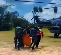 Proses evakuasi jenazah korban heli jatuh PK-CFX di Sekadau menuju Pontianak.