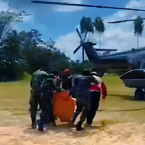Proses evakuasi jenazah korban heli jatuh PK-CFX di Sekadau menuju Pontianak.