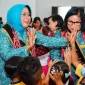 Erlina Ria Norsan mengajak orang tua membiasakan anak mengonsumsi ikan untuk mencegah stunting di Landak.
