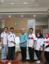 Sekda Kalbar Harisson menyerahkan SK panitia FORPROV II 2026 kepada KORMI Singkawang