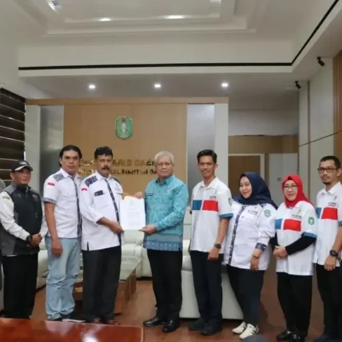 Sekda Kalbar Harisson menyerahkan SK panitia FORPROV II 2026 kepada KORMI Singkawang