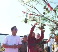 Gubernur Kalbar Ria Norsan membuka Festival Bakcang Pontianak 2026 di kawasan Waterfront Pontianak.