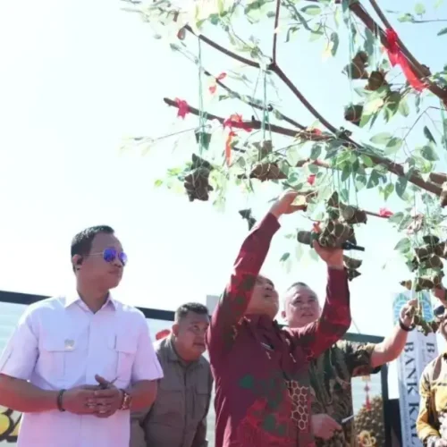 Gubernur Kalbar Ria Norsan membuka Festival Bakcang Pontianak 2026 di kawasan Waterfront Pontianak.