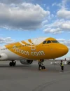 Pesawat Scoot di landasan, siap melayani rute baru Pontianak ke Singapura.