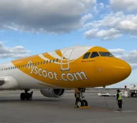 Pesawat Scoot di landasan, siap melayani rute baru Pontianak ke Singapura.