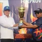 Sekda Kalbar Harisson menutup Forprov II KORMI Kalbar 2026 di Kota Singkawang dan menyerahkan penghargaan kepada Pemerintah Kota Singkawang.