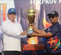 Sekda Kalbar Harisson menutup Forprov II KORMI Kalbar 2026 di Kota Singkawang dan menyerahkan penghargaan kepada Pemerintah Kota Singkawang.