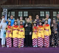 Gubernur Kalbar Ria Norsan Gubernur Kalbar, Ria Norsan saat membuka Kampanye Ayo Menabung dan Puncak Literasi Anak Kalbar 2025. (Kalbarprov.go.id)