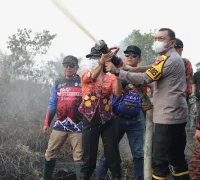 FotoJet – 2025-07-29T005213.598 Wali Kota Singkawang, Tjhai Chui Mie, meninjau Lokasi karhutla di kawasan Jalan Bandara Singkawang, 26 Juli 2025. (MC Singkawang)