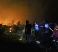 FotoJet – 2025-07-30T094340.383 Karhutla di Kawasan Bandara Singkawang semakin meluas. (MC Singkawang)
