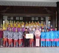 Penari Kalbar 50 penari Kalbar yang bakal tampil di Istana Negara rayakan HUT RI, usai acara pelepasan Kamis (7/8). (Kalbarprov.go.id)