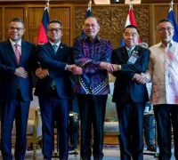 Kamboja dan Thailand sepakat gencatan senjata Ketua ASEAN yang juga PM Malaysia Anwar Ibrahim berjabat tangan dengan Menteri Pertahanan Tea Seiha dan Penjabat Menteri Pertahanan Thailand Nattaphon Narkphanit, menjelang pertemuan luar biasa GBC. (Apnews.com)