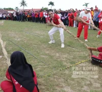 Wali Kota Singkawang Tjhai Chui Mie, lomba lomba permainan tradisional Wali Kota Singkawang Tjhai Chui Mie usai buka Lomba Permainan Tradisional langsung berbaur dengan warga. (mediacenter.singkawangkota.go.id)
