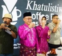 Khatulistiwa Coffee Event 2025 Wali Kota Pontianak Edi Rusdi Kamtono menikati kopi dalam gelaran Khatulistiwa Coffee Event Jumat 15/8 tadi malam di PCC. (pontianak.go.id)