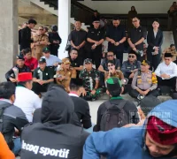 Aksi Damai Aliansi Singkawang Memanggil Wali Kota Singkawang Tjhai Chui Mie menerima aspirasi Aksi Damai Aliansi Singkawang Memanggil