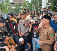 FRia Norsan menemui mahasiswa aksi demo di Pontianak secara terbuka dan akrabotoJet – 2025-09-04T102550.363 Ria Norsan menemui mahasiswa aksi demo di Pontianak secara terbuka dan akrab