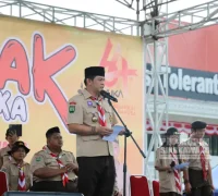 Wakil Wali Kota Singkawang Muhammadin membuka Lomba Semarak Hari Pramuka ke-64 bersama peserta dan pembina Pramuka. (Prokopim Singkawang)