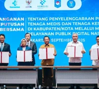 Wamenkomdigi Nezar Patria saat penandatanganan keputusan bersama MPPDN 2.0 di Jakarta Wamenkomdigi Nezar Patria saat penandatanganan keputusan bersama MPPDN 2.0 di Jakarta. (Komdigi.go.id)