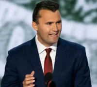 Aktivis konservatif Charlie Kirk Aktivis konservatif Charlie Kirk saat berbicara di acara publik sebelum penembakan. (x.com/charliekirk11)