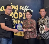 Equator Architexture Forum usai jamuan santap malam dengan Wali Kota dan Wawako Singkawang, Kamis (18/9). Equator Architexture Forum usai jamuan santap malam dengan Wali Kota dan Wawako Singkawang, Kamis (18/9). (prokopim singkawang)