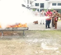 FotoJet – 2025-10-01T105650.947 Wali Kota Singkawang Tjhai Chui Mie membuka Workshop Keselamatan Kerja tentang penggunaan APAR