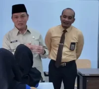 Gubernur Kalbar Ria Norsan meninjau kegiatan belajar mengajar Sekolah Rakyat Tahap 1C Gubernur Kalbar Ria Norsan meninjau kegiatan belajar mengajar Sekolah Rakyat Tahap 1C. (nstagram.com/rianorsan.id)