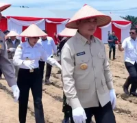 FotoJet – 2025-10-09T202529.912 Gubernur Kalimantan Barat Ria Norsan bersama Kapolda Kalbar Irjen Pol. Pipit Rismanto memimpin Gerakan Penanaman Jagung Serentak Kuartal IV Tahun 2025. (instagram.com/rianorsan.id)