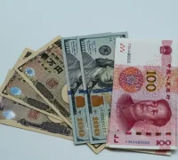 Yen Jepang anjlok ke rekor terendah terhadap euro setelah pernyataan Perdana Menteri Sanae Takaichi soal kebijakan Bank of Japan. (pexels.com/@luoqing)