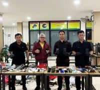 Ditjenpas Imipas menyita sejumlah ponsel dan barang terlarang dalam sidak di Lapas Kelas 1 Cipinang, Jakarta Timur, 20 Juli 2025. (Dok.Ditjenpas Kementerian Imipass/pri.)