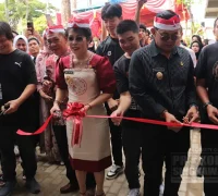 Wali Kota Tjhai Chui Mie Wali Kota Singkawang Tjhai Chui Mie Resmikan Sentra Kuliner Ikan Bersama Wakil Wali Kota Muhammadin. (Prokopim Singkawang)