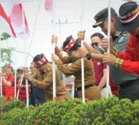 Wali Kota Singkawang Wali Kota dan Wakil Wali Kota Singkawang, Forkopimda dan ormas memasang bendera merah putih serentak, Senin (11/8). (Diskominfo.singkawangkota.go.id)