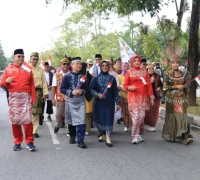 Karnaval Gemilang Budaya Gubernur Ria Norsan didampingi Ketua Dekranasda Provinsi Ny. Erlina Ria Norsan dan Sekda dr. Harisson dan istri ikuti Karnaval Gemilang Budaya. (Kalbarprov.go.id)