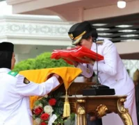 Upacara HUT ke-80 RI Singkawang Upacara peringatan Detik-Detik Proklamasi HUT ke-80 RI dipimpin langsung oleh Wali Kota Singkawang, Tjhai Chui Mie, sebagai inspektur upacara. (mediacenter.singkawangkota.go.id)