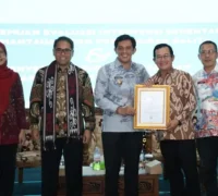 Sertifikasi CDOB Dinkes Singkawang Wakil Wali Kota Singkawang Muhammadin menerima sertifikat CDOB dari BPOM Pontianak (mediacenter.singkawangkota.go.id)