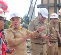dr. Erna Yulianti dr. Erna Yulianti didampingi dr. Antonius Decky dan Direktur RSUD Tuan Besar Syarif Idrus (TBSI) dr. Asep Ahmad Saefullah tinjau gedung RSUD TBSI. (Kalbarprov.go.id)