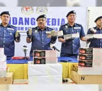 penyeludupan di Sibu Petugas Bea Cukai Malaysia amankan rokok dan minuman keras hasil penyelundupan di Sibu. (bernama.com)