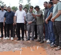 Jalan rusak Kalbar Gubernur Ria Norsan tinjau jalan rusak di sejumlah kabupaten dan kota. Rp475 miliar untuk tahun anggaran 2025. (Kalbarprov.go.id)