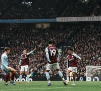 Pemain Aston Villa berusaha menembus pertahanan Brentford pada laga Premier League di Villa Park.