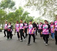 Gubernur Kalimantan Barat Ria Norsan didampingi Ketua TP PKK Kalbar Erlina Ria Norsan melepas peserta Fun Walk dan West Borneo Run Fest 2026 di GOR Sultan Syarif Abdurrahman, Pontianak.