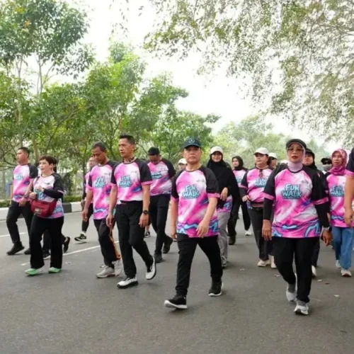Gubernur Kalimantan Barat Ria Norsan didampingi Ketua TP PKK Kalbar Erlina Ria Norsan melepas peserta Fun Walk dan West Borneo Run Fest 2026 di GOR Sultan Syarif Abdurrahman, Pontianak.